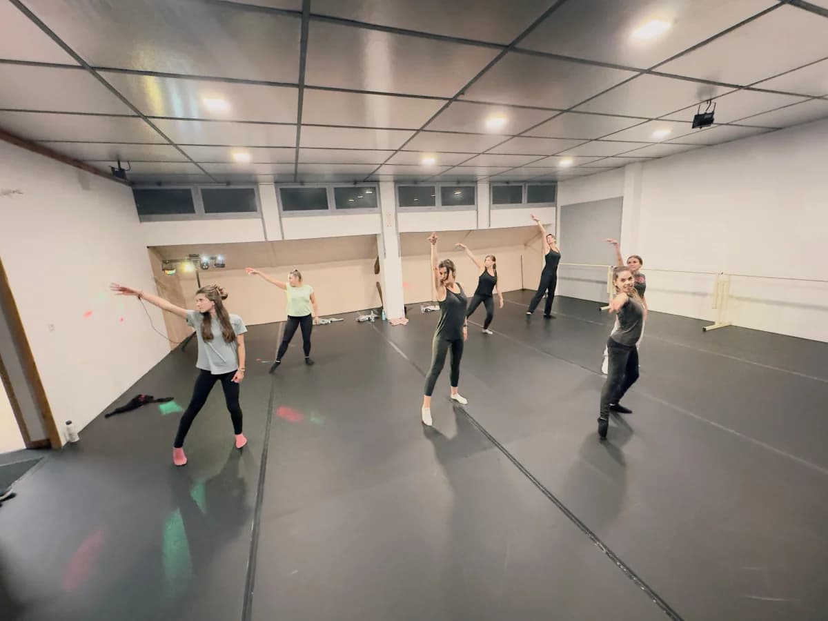 Élèves de danse lors d'un gala Impulse à Aureilhan